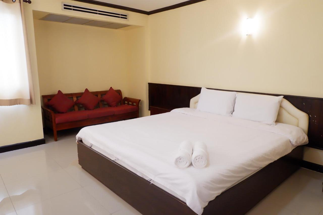 Auychai Grand Hotel Lang Suan Extérieur photo