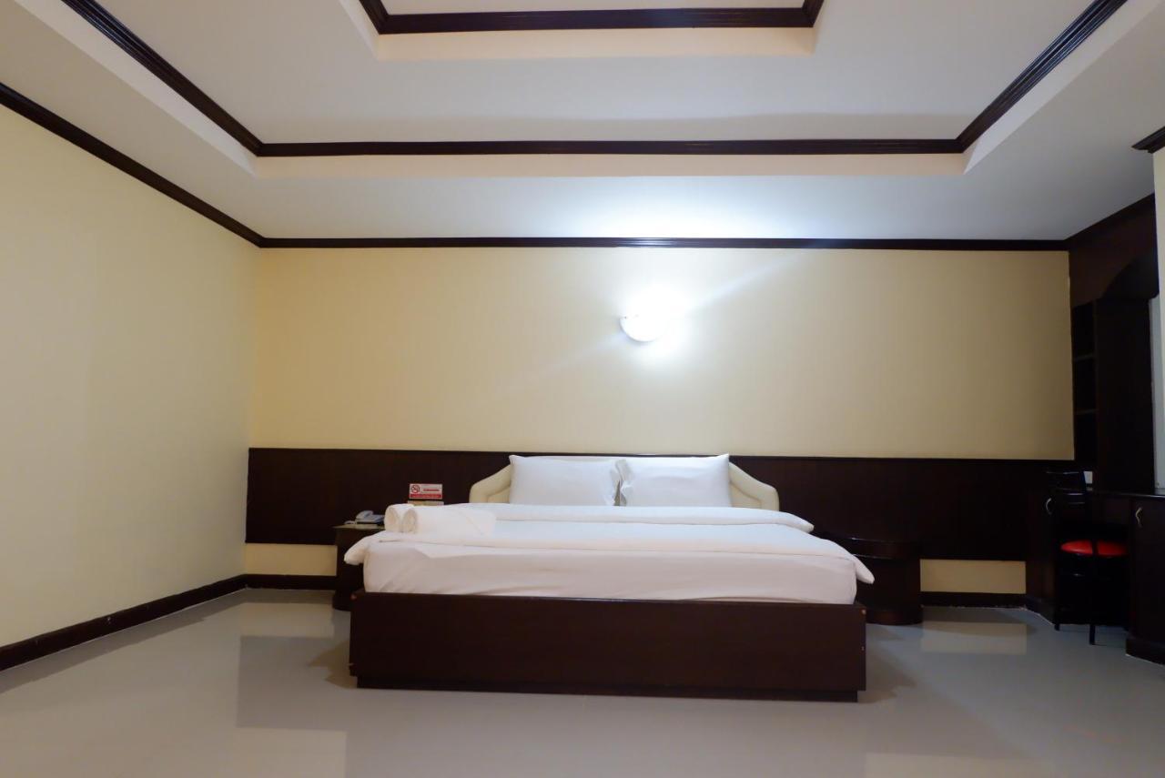 Auychai Grand Hotel Lang Suan Extérieur photo